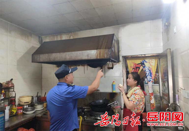 金鹗山街道开展餐饮油烟整治“利剑”行动