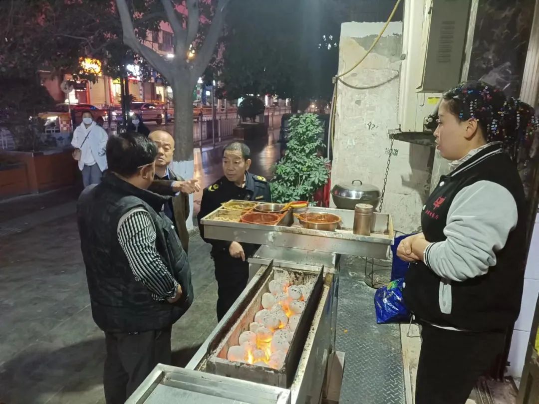 武都区市场监管局开展餐饮服务单位餐饮油烟专项整治