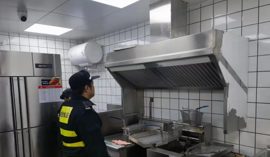 磁窑中队推进餐饮油烟长效治理