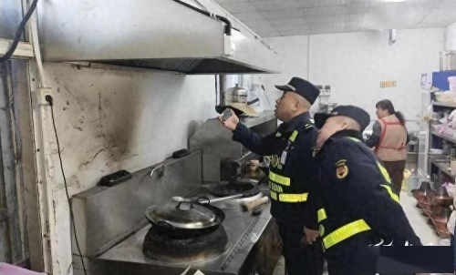 金乡县综合行政执法局开展辖区餐饮油烟专项整治行动
