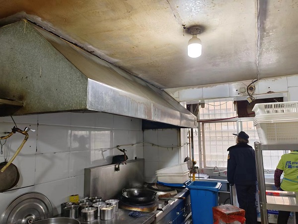 白银区城管执法局开展餐饮油烟专项整治