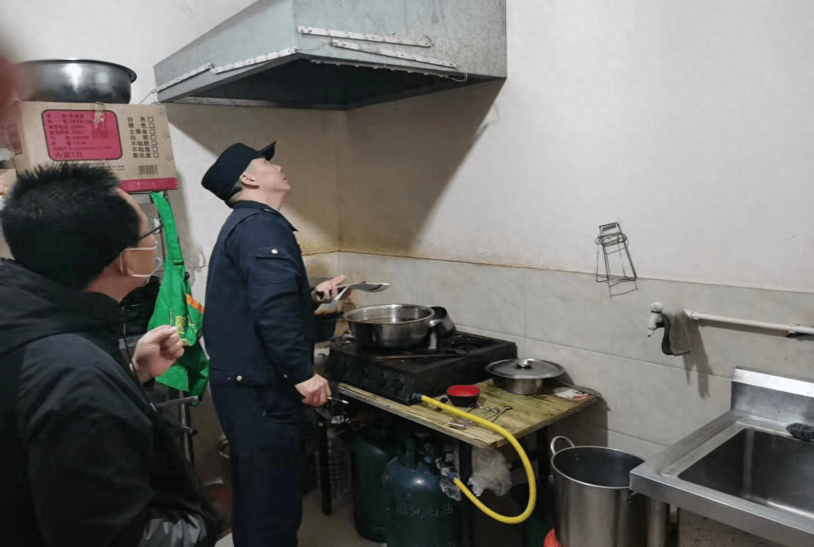 豫龙镇综合执法大队开展餐饮业油烟专项治理行动