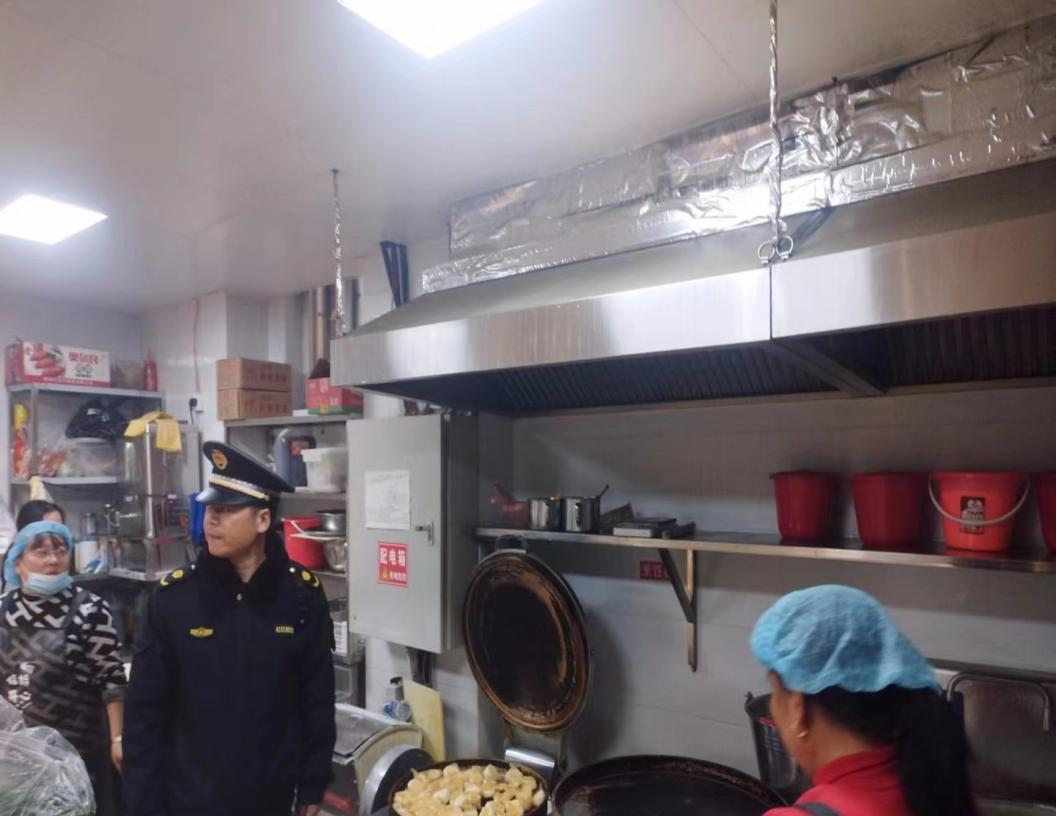 新城中队开展辖区餐饮门店油烟排放的情况全面排查整治