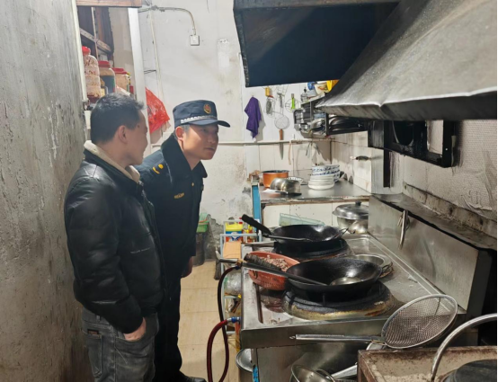泸溪县城市管理和综合执法大队开展夜市餐饮油烟专项整治行动