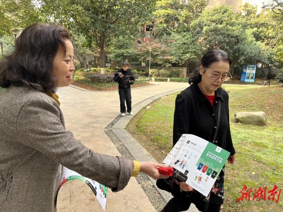 花城社区开展餐饮油烟巡查整治和辖区环境卫生整治工作