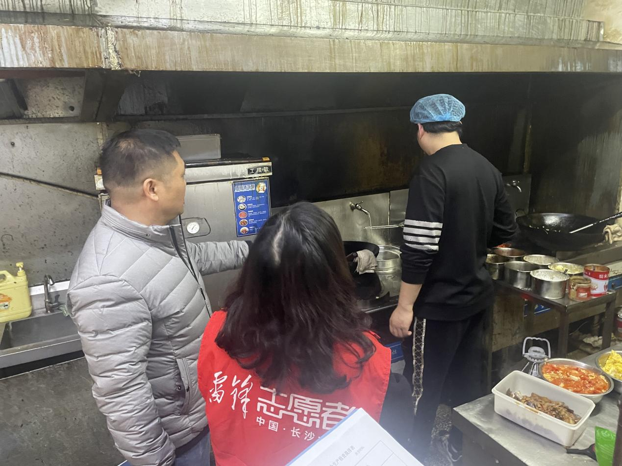 文昌阁社区开展餐饮油烟污染专项整治行动