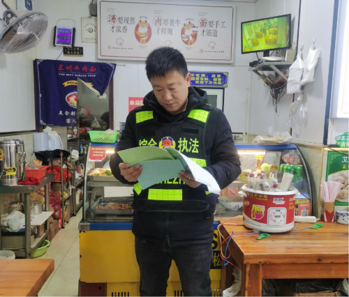 学府街道办事处开展生态环保夜查行动