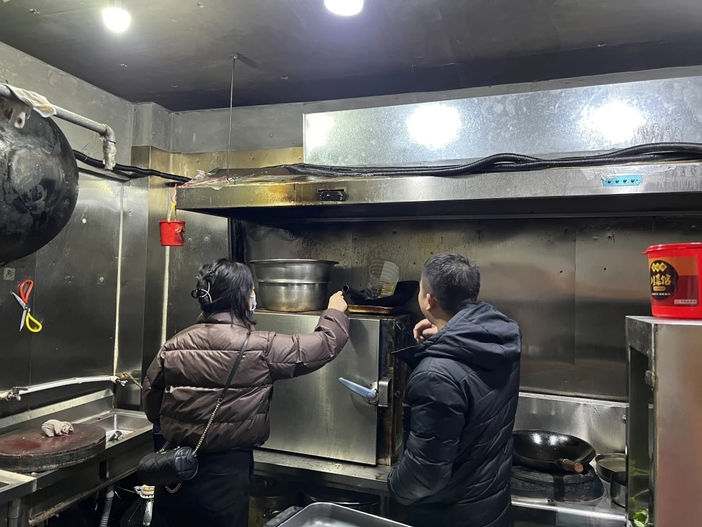 未来路街道办事处多措并举开展餐饮油烟专项排查整治行动