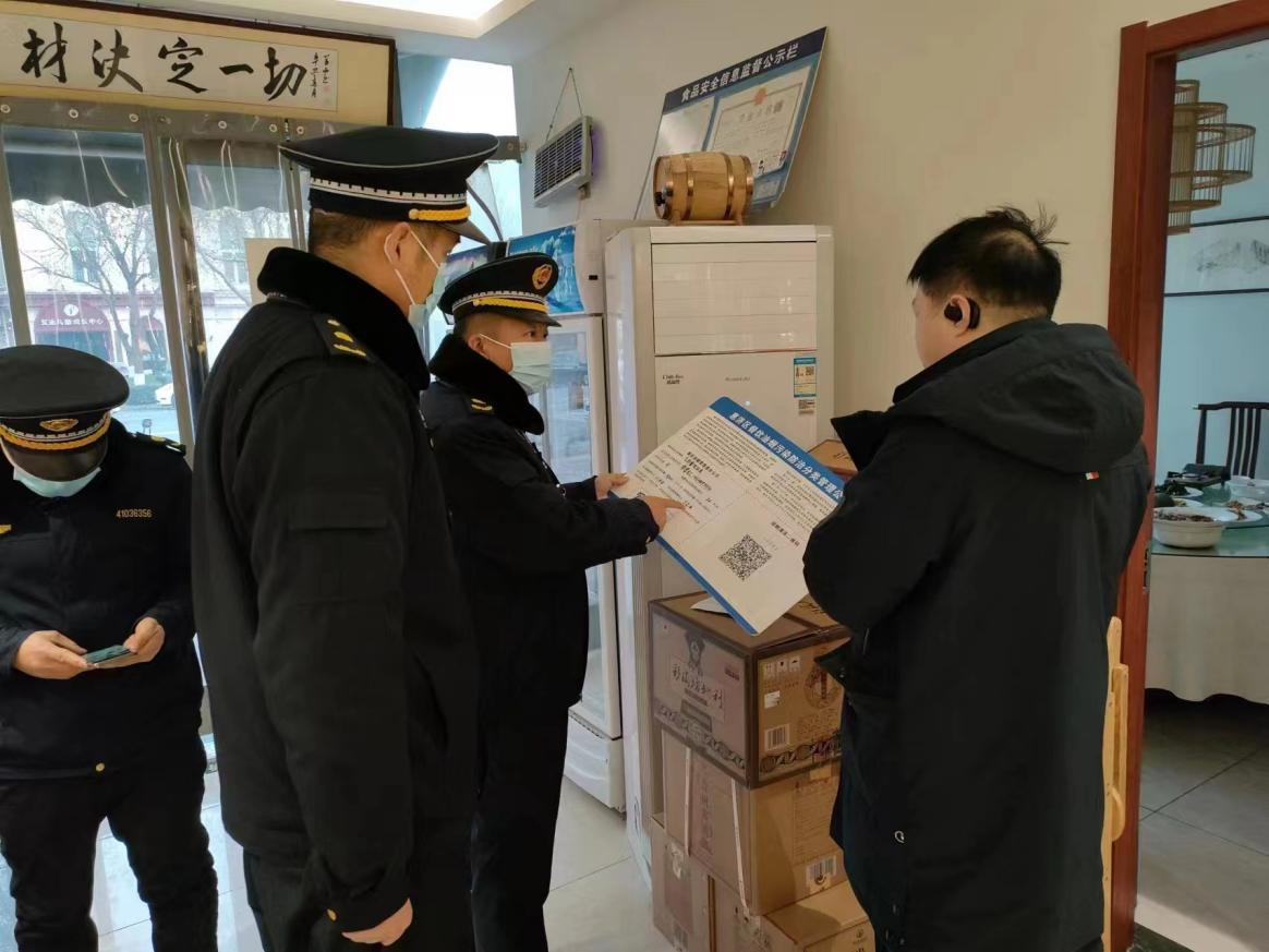 长兴路中队开展餐饮油烟治理专项行动