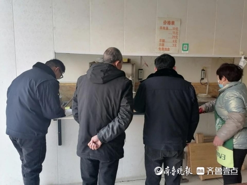 吕陵镇执法队开展餐饮店油烟督导检查活动