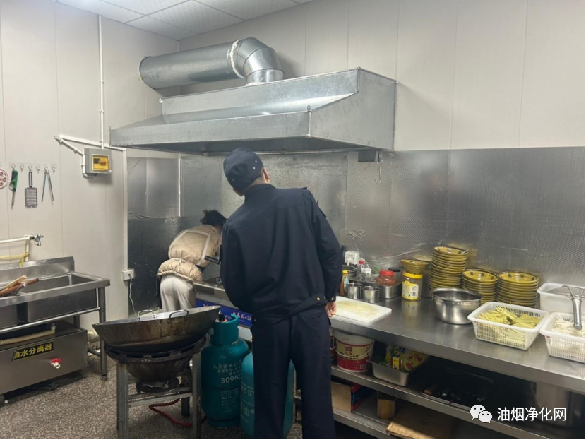旧馆街道开展餐饮油烟整治“回头看”行动