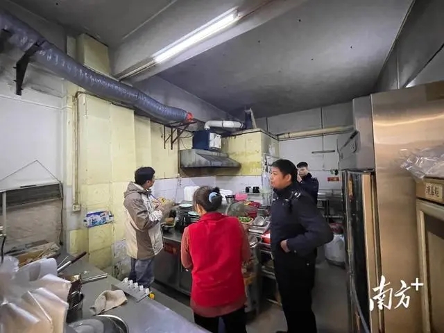 清城区洲心开展餐饮油烟专项整治行动