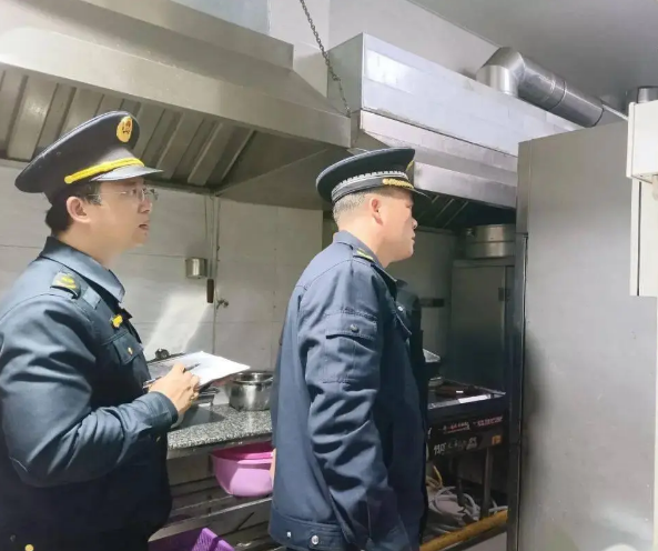 融安县城管执法局开展节前餐饮业油烟排放专项检查行动