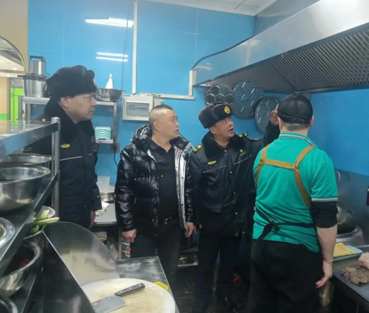 科右中旗城市管理综合行政执法局城市管理执法三队开展餐饮业油烟净化装置安装使用执法检查