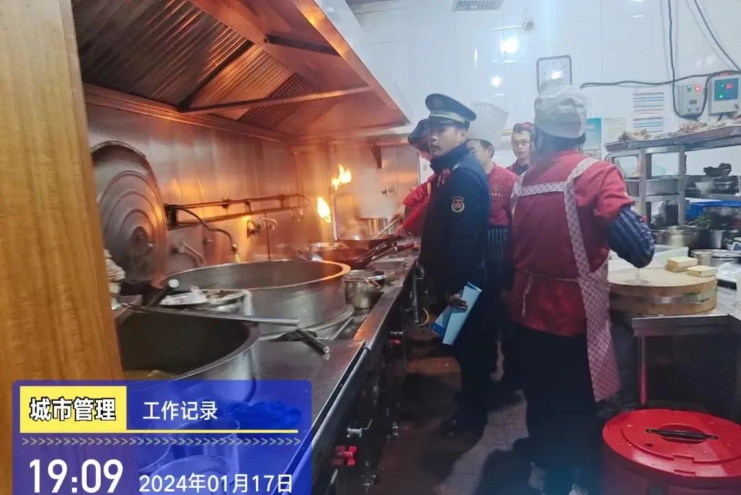 西安市经开区城管局开展餐饮门店油烟专项整治行动
