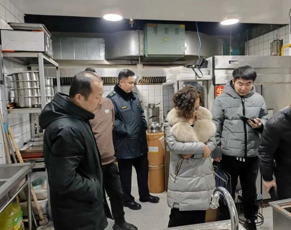 建兰路街道多部门联合开展辖区内油烟全面整治
