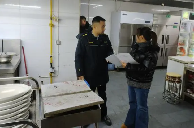 桥驿镇综合行政执法大队开展春节前餐饮门店突击检查