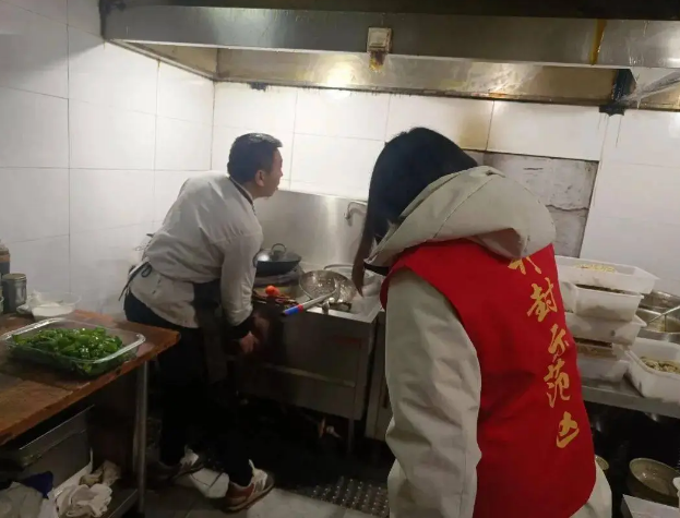 金耀街道湖畔社区推进城区餐饮业油烟污染治理工作