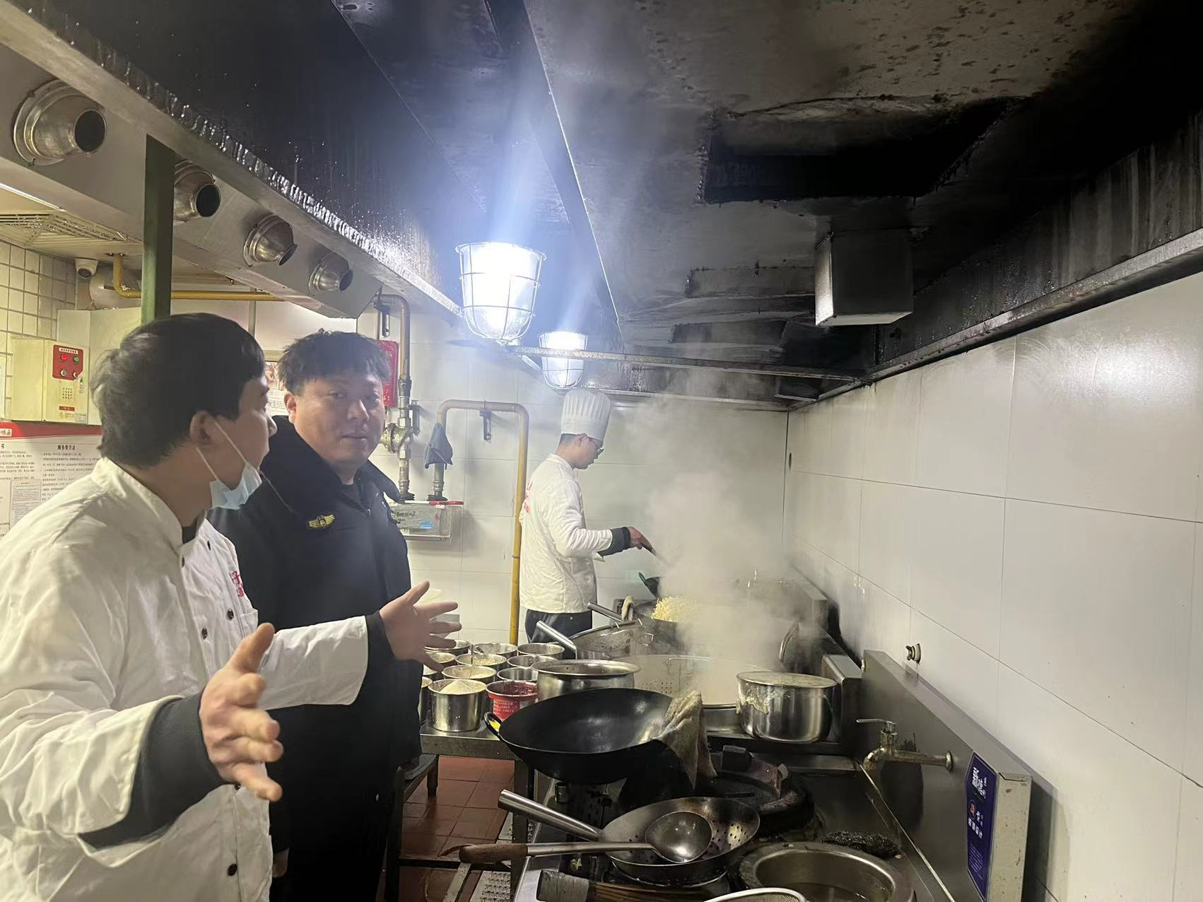 迎宾路执法中队开展餐饮业油烟污染专项整治行动