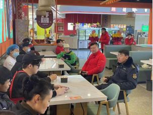 德城区城市管理局广川大队开展餐饮油烟治理宣传走进商圈座谈会