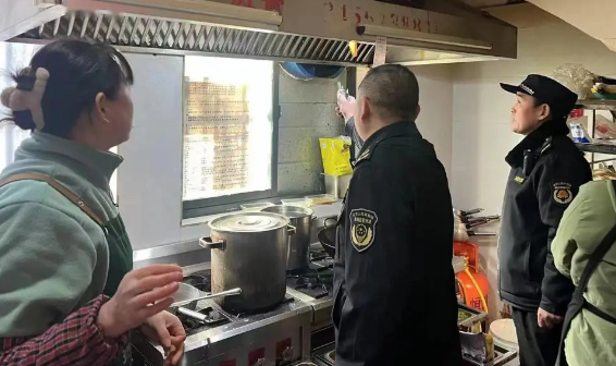 濉溪县城管局开展餐饮油烟污染专项整治联合执法行动