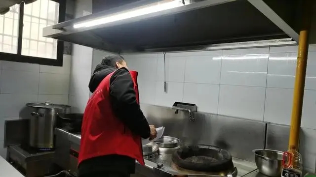 广厦新村社区开展餐饮行业油烟排放污染专项检查