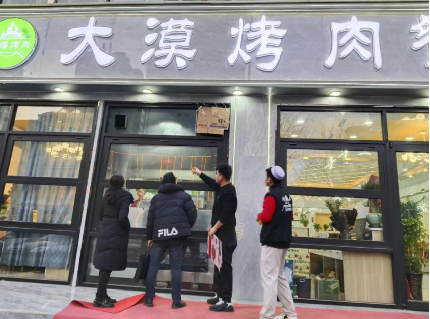 福台路街道市场监管所开展春节餐饮油烟污染夜查