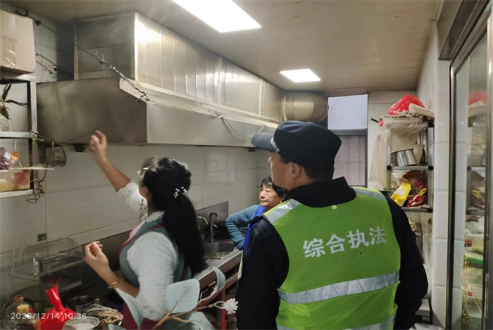 隐珠综合执法中队开展餐饮企业油烟净化设施专项执法检查