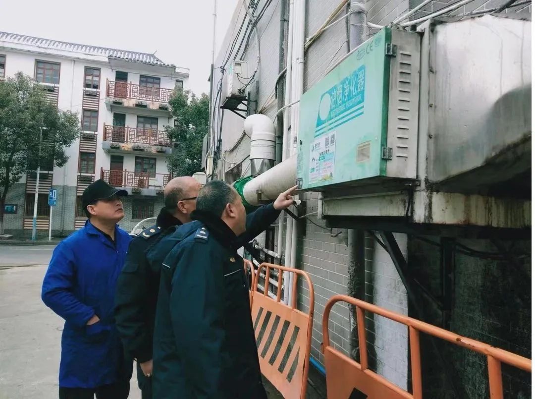 万安县城管局开展餐厨油烟污染专项攻坚行动