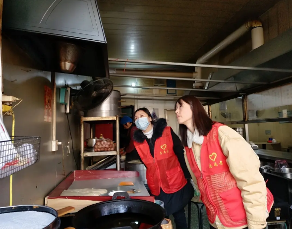 安康社区开展餐饮油烟净化装置排查整治活动