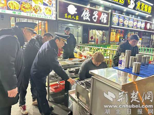 荆门城管部门开展餐饮门店油烟净化器专项检查工作