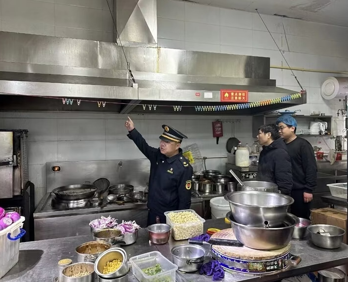 济源路街道多举措开展餐饮油烟治理