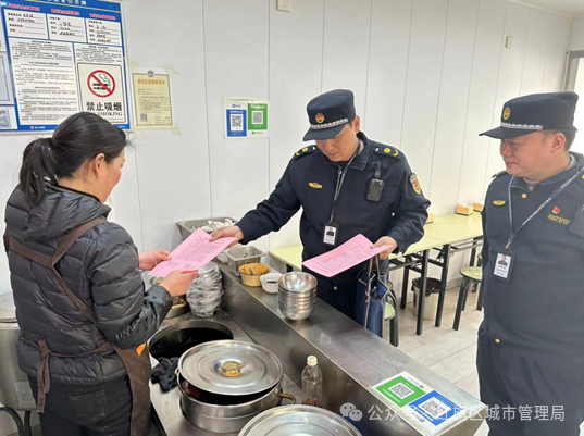 红旗区城市管理局多措并举开展餐饮油烟专项检查行动