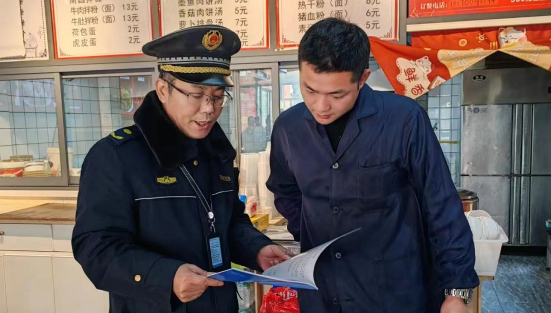 塘山镇综合行政执法队开展了餐饮油烟污染整治行动