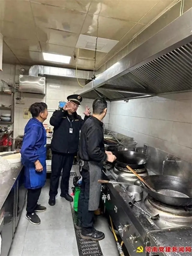 侯寨街道开展餐饮油烟专项治理行动