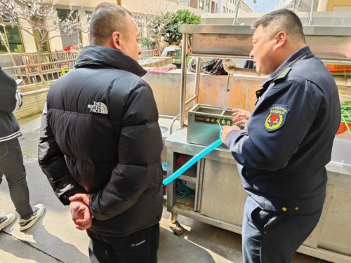 赤溪镇综合行政执法队开展餐饮油烟专项整治行动