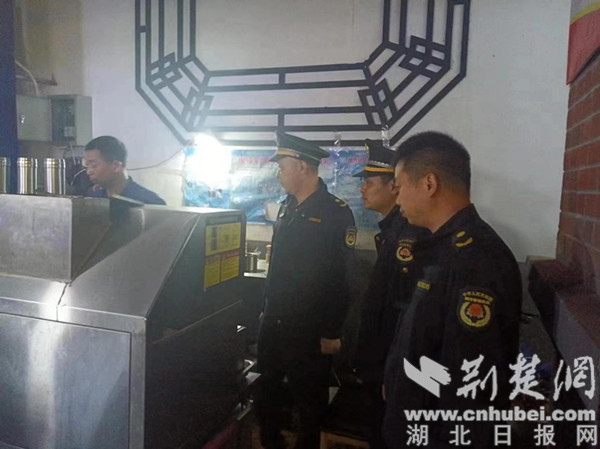 荆门市城管执法督察支队持续推进餐饮油烟污染专项治理行动