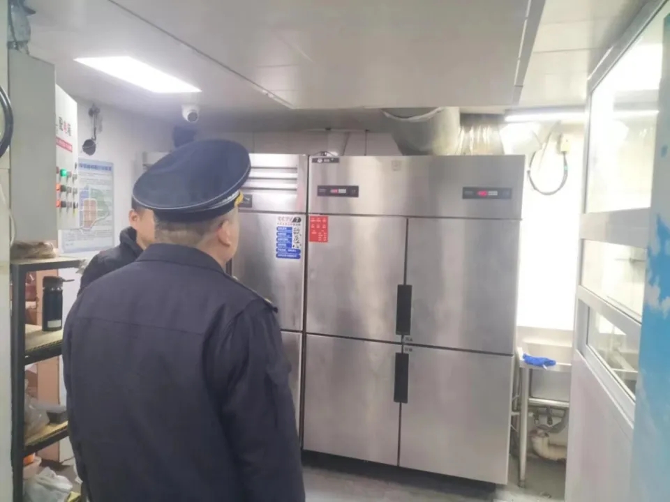 大港街道综合执法中队开展油烟排放专项检查行动