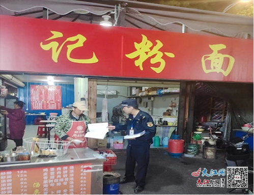 蛟桥街道行政执法办开展餐饮油烟治理专项行动