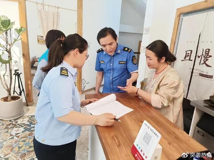 新华路街道办四举措打好餐饮油烟整治