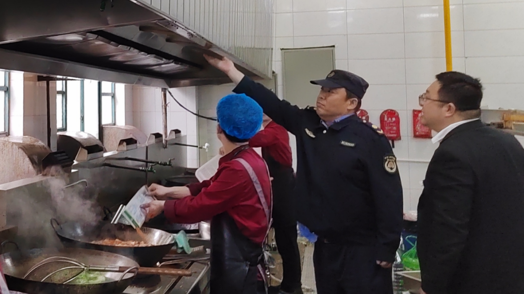 新城区城管执法局四举措开展餐饮油烟专项整治行动