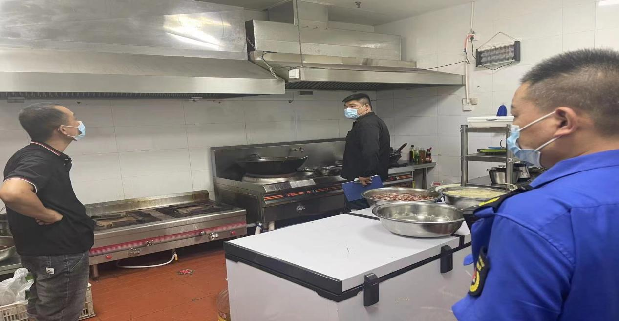 枫杨办事处开展辖区内餐饮企业油烟净化器整治工作