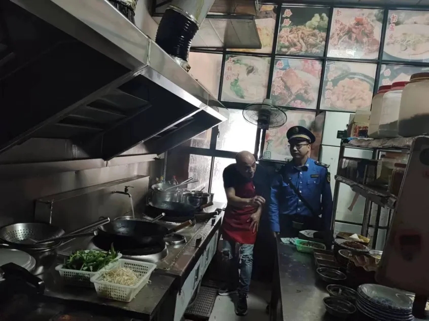 赣州蓉江新区城管分局开展餐饮油烟的排查整治行动