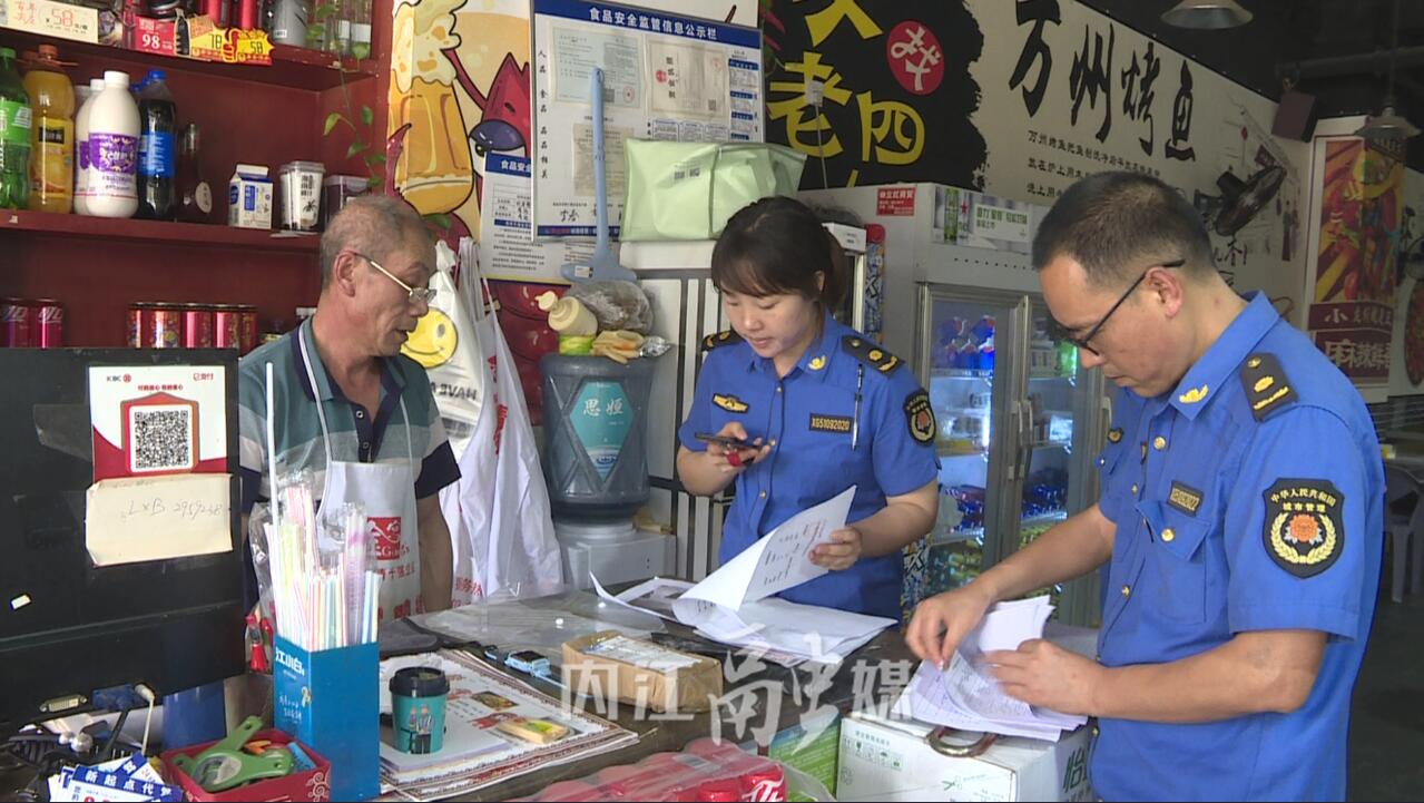 东兴区综合行政执法局检查辖区餐饮店的油烟治理情况