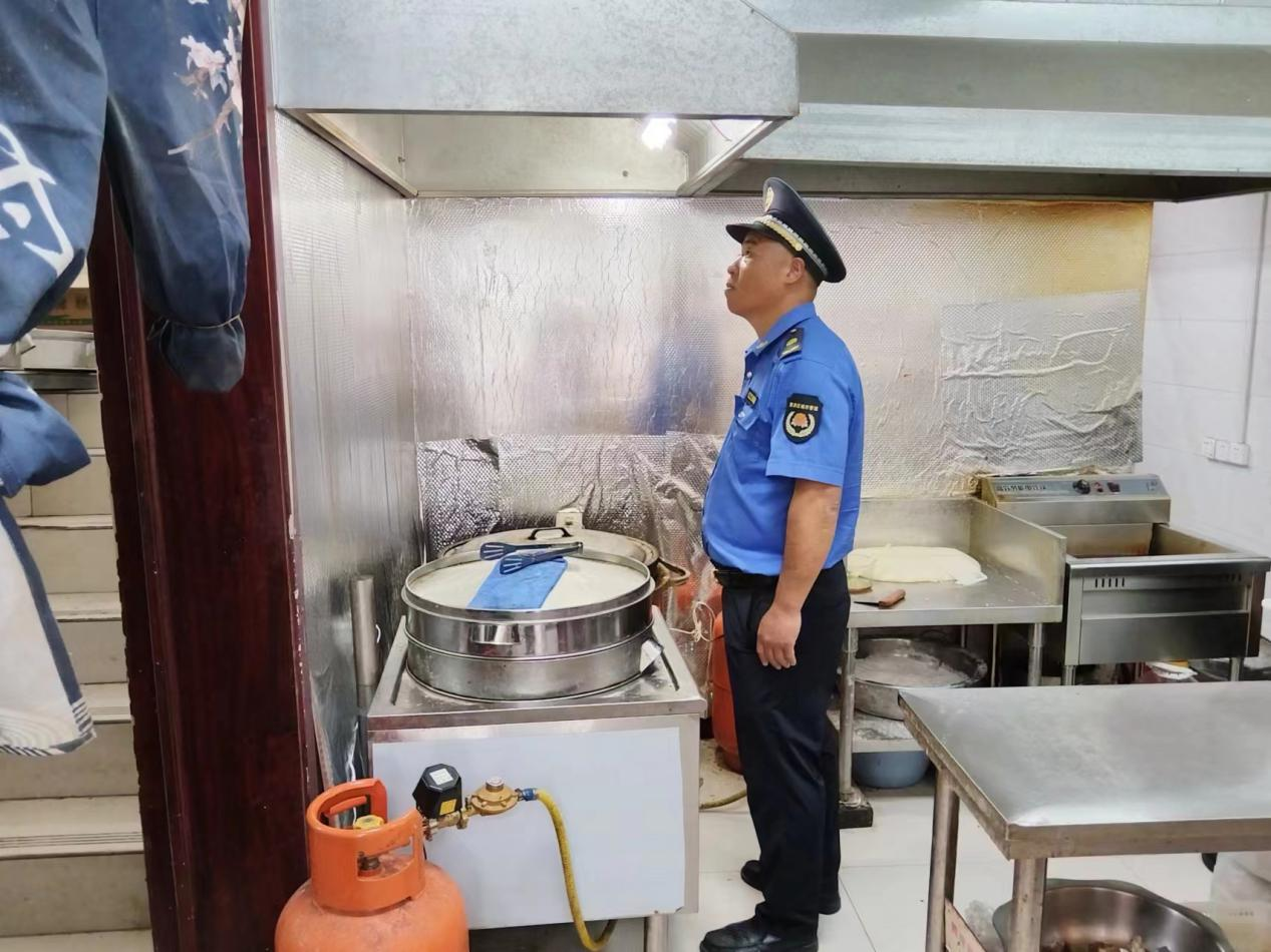 江山路执法中队开展辖区内餐饮油烟净化排查行动