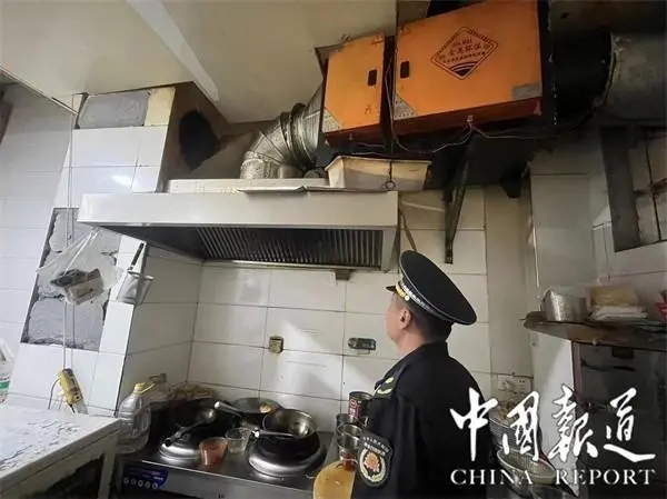 开平路街道综合行政执法中队开展餐饮油烟专项整治行动