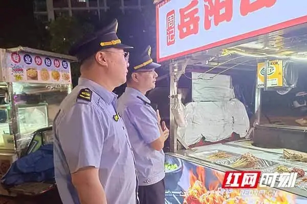 石峰区两部门联合整治露天餐饮油烟违规行为