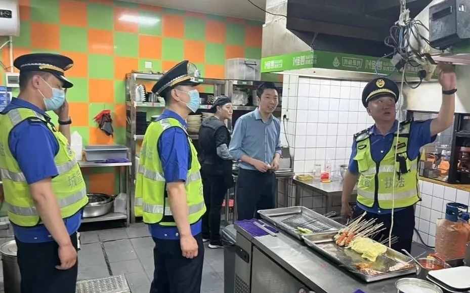 鹤壁市淇滨区开展餐饮油烟专项整治行动