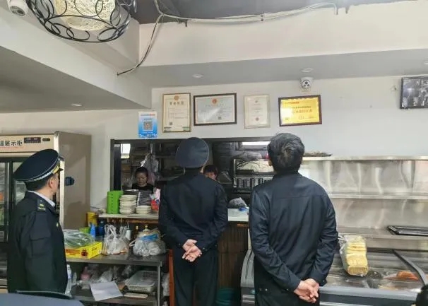 双山街道多部门联合开展辖区内餐饮业油烟扰民问题联合执法检查