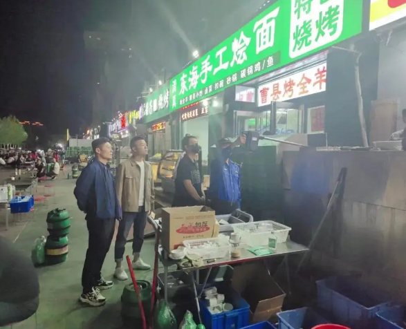 祥符区多部门联动排查餐饮店铺油烟污染